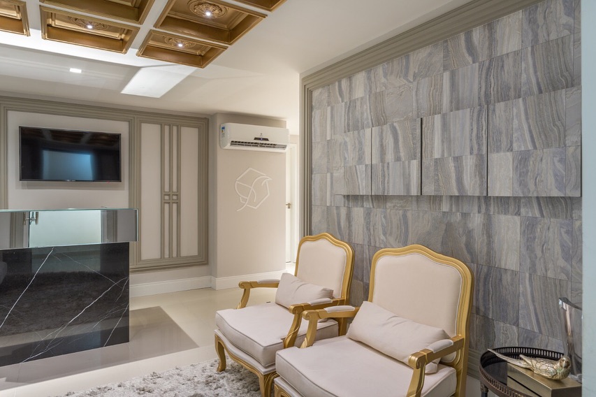Detalhe da recepção com balcão em mármore preto