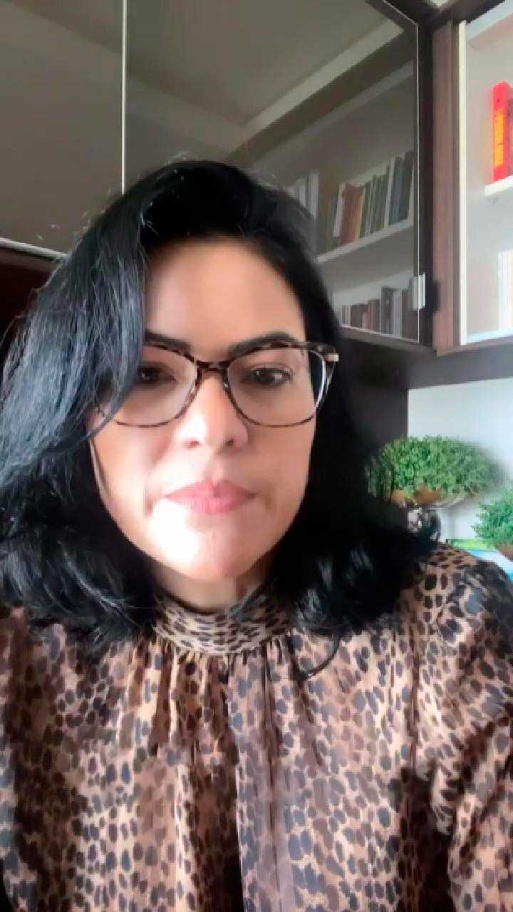 Assistir ao vídeo de Karina